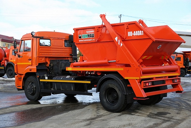 Мусоровоз контейнерный КО-440А1