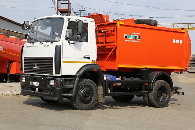 Мусоровоз с боковой загрузкой КО-440-4М