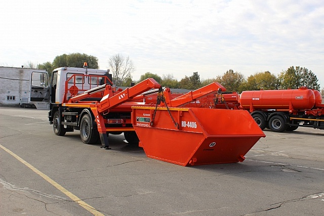 Мусоровоз контейнерный КО-440Б
