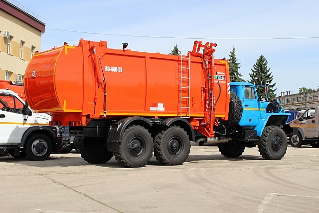 Мусоровоз с боковой загрузкой КО-440-5У