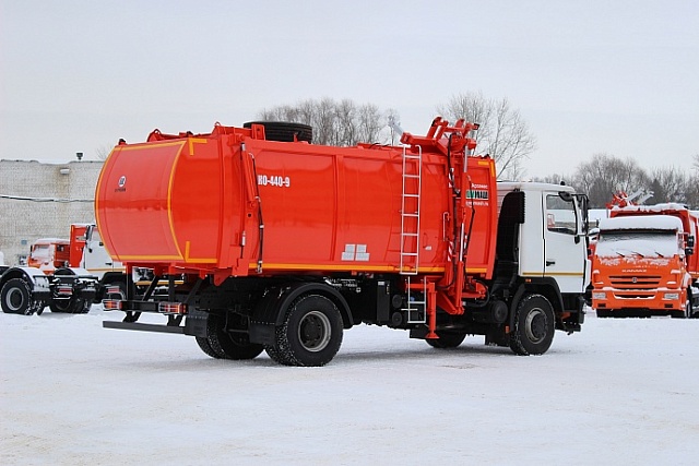 Мусоровоз с боковой загрузкой КО-440-9