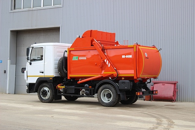 Мусоровоз с задней загрузкой КО-440М