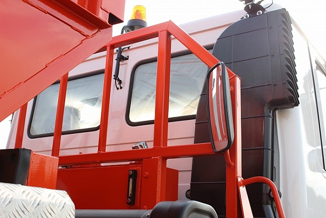 Мусоровоз контейнерный КО-440Б