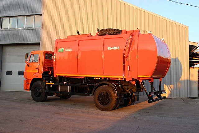 Мусоровоз с боковой загрузкой КО-440-8