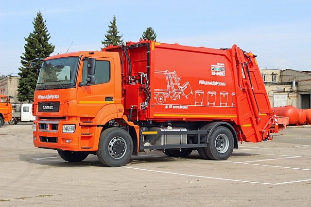 Мусоровоз с задней загрузкой КО-440В2