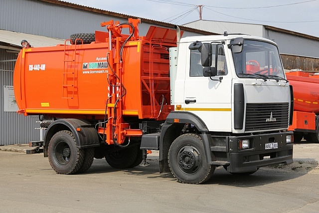 Мусоровоз с боковой загрузкой КО-440-4М