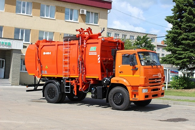Мусоровоз с боковой загрузкой КО-440-8К
