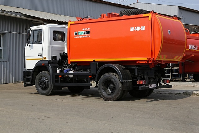 Мусоровоз с боковой загрузкой КО-440-4М
