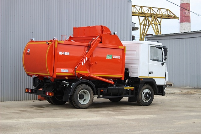 Мусоровоз с задней загрузкой КО-440М