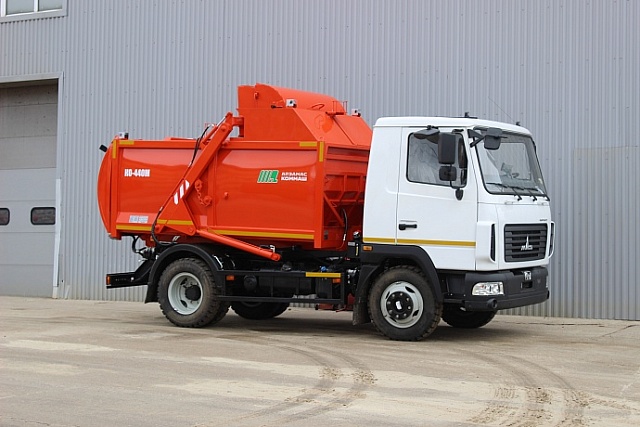 Мусоровоз с задней загрузкой КО-440М