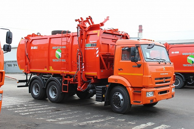 Мусоровоз с боковой загрузкой КО-440-5