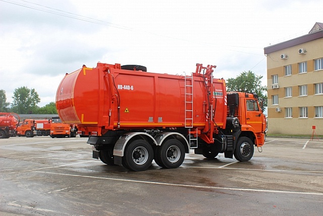 Мусоровоз с боковой загрузкой КО-440-6