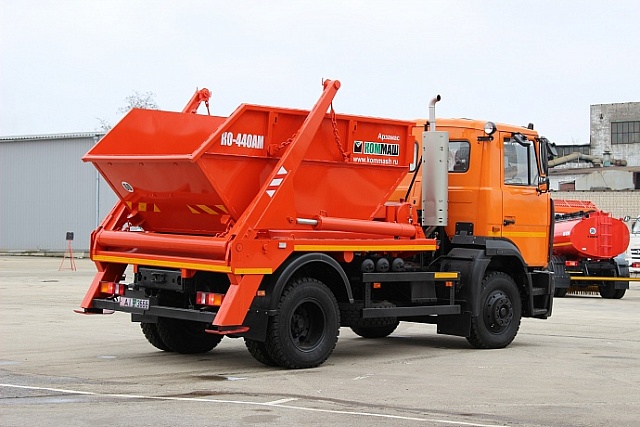 Мусоровоз контейнерный КО-440АМ