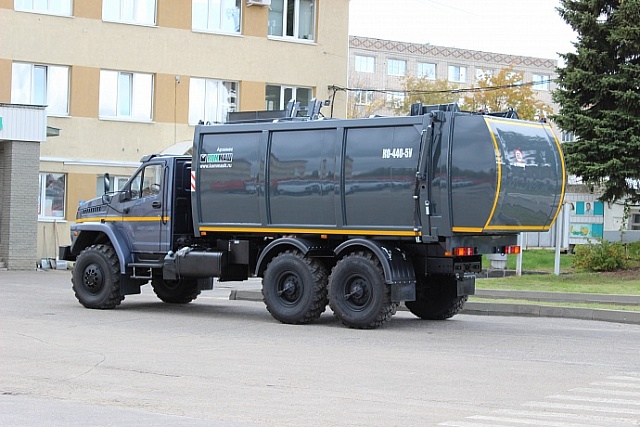 Мусоровоз с боковой загрузкой КО-440-5У