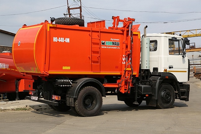 Мусоровоз с боковой загрузкой КО-440-4М