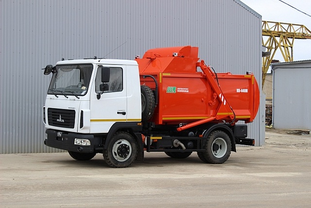 Мусоровоз с задней загрузкой КО-440М