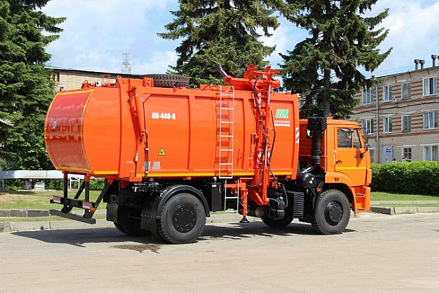 Мусоровоз с боковой загрузкой КО-440-8К